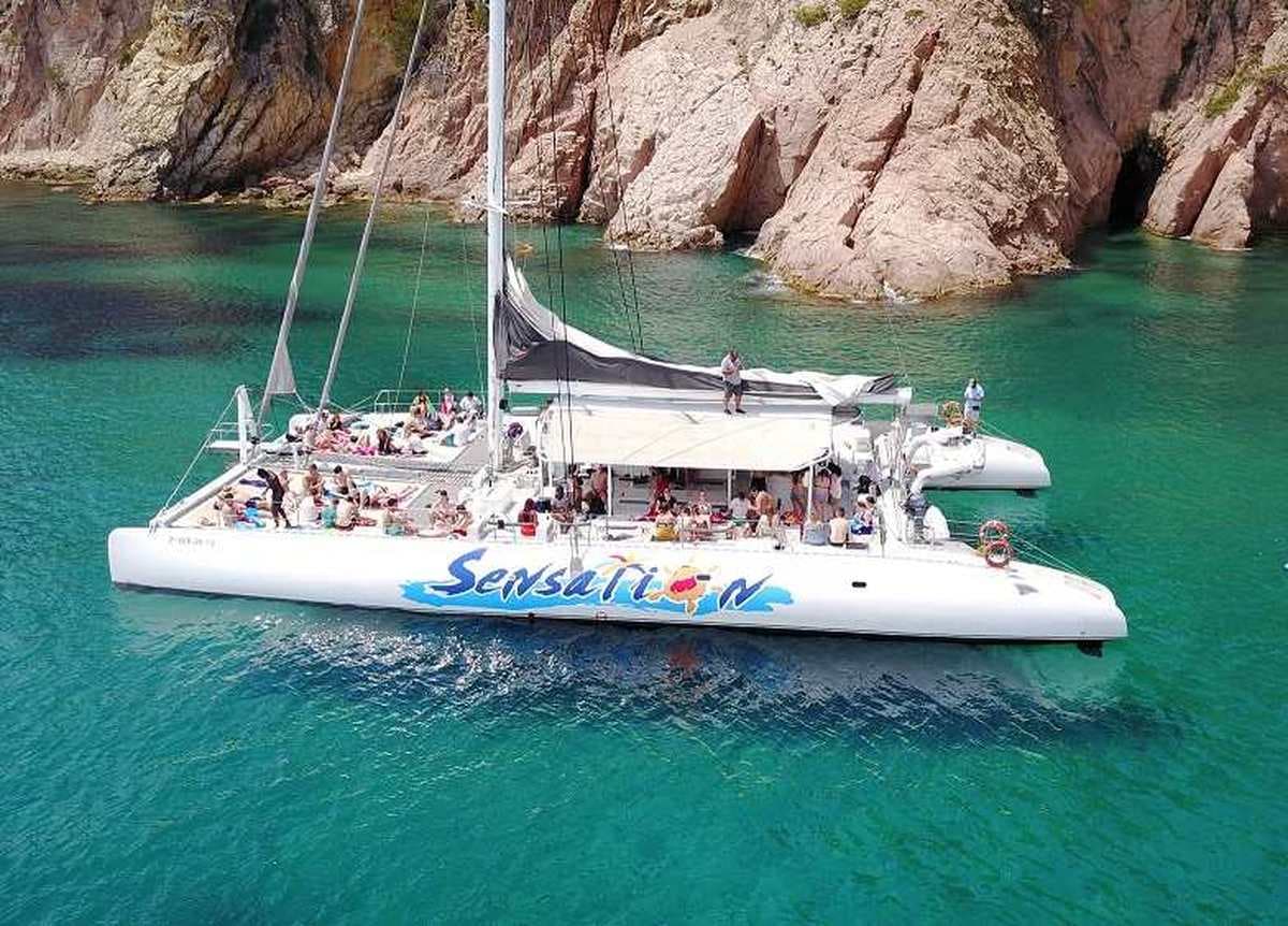 Catamaran Sailing Tour with BBQ and Drinks 5