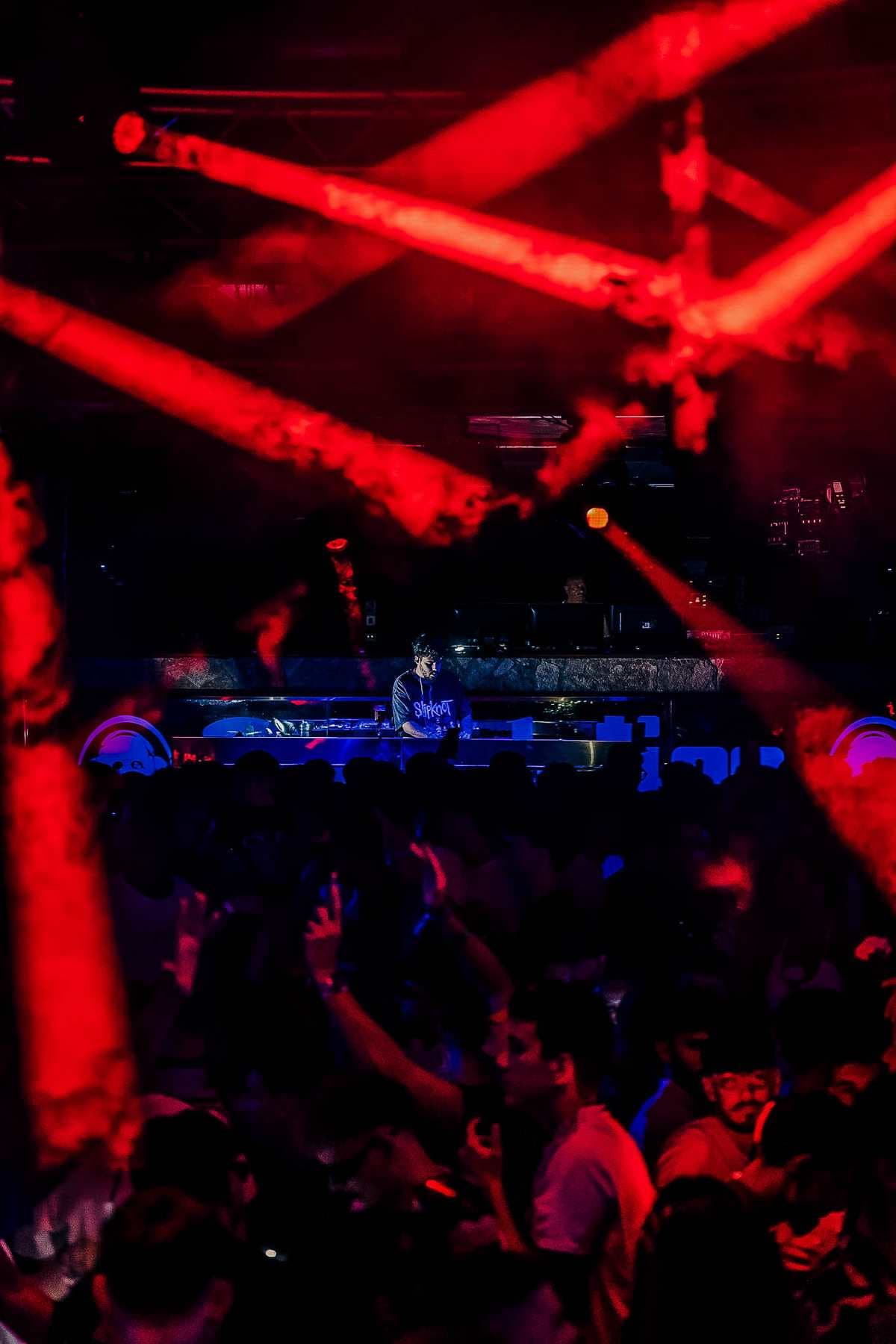 Live the night at Revolution 5