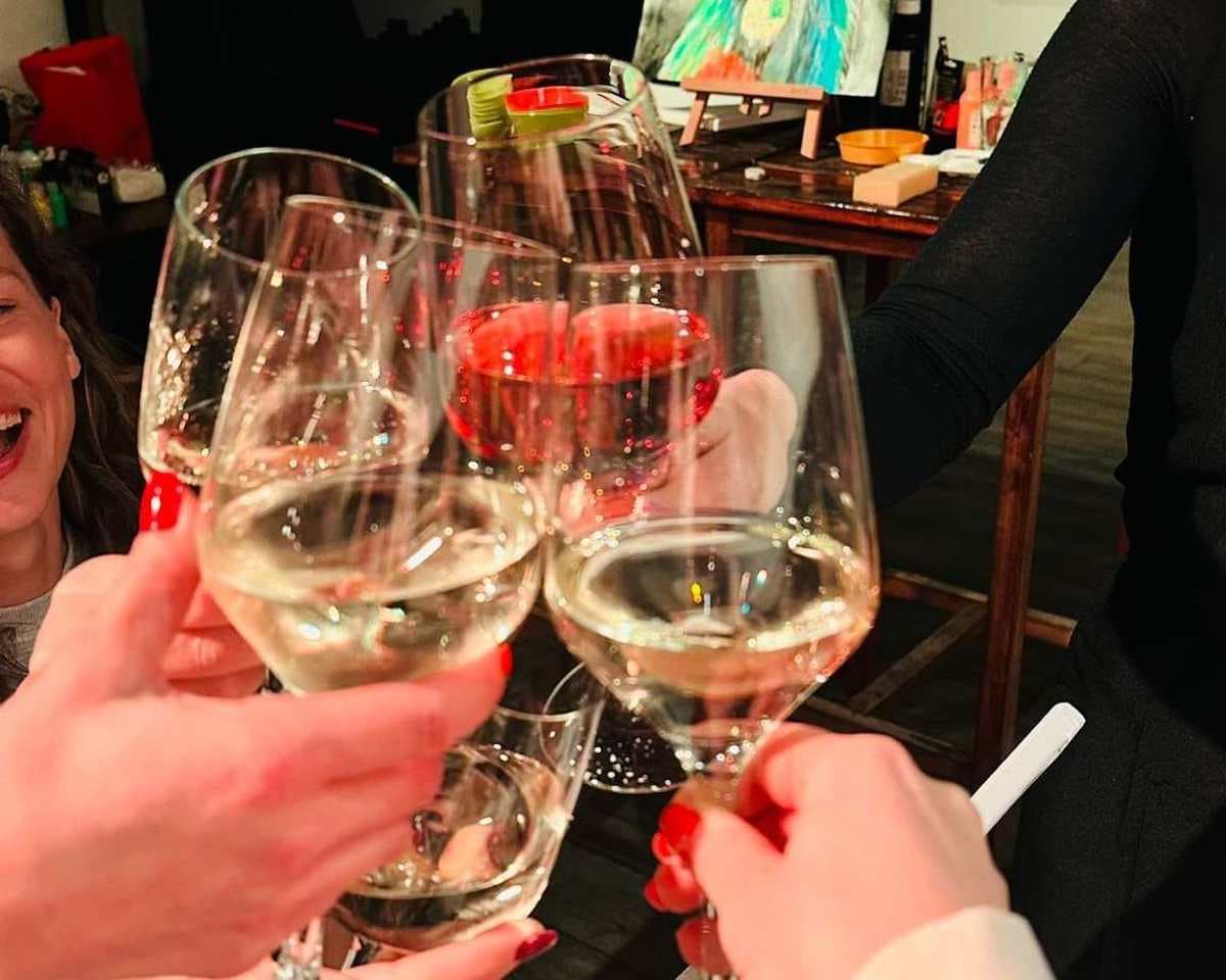 WineArt -  Neon painting accompanied by good wine 3