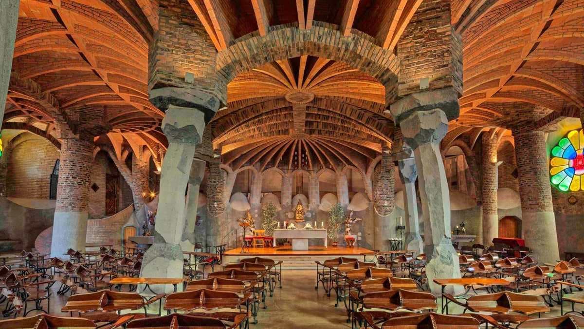 Visita con audioguia a la Cripta Gaudí y a la Colonia Güell