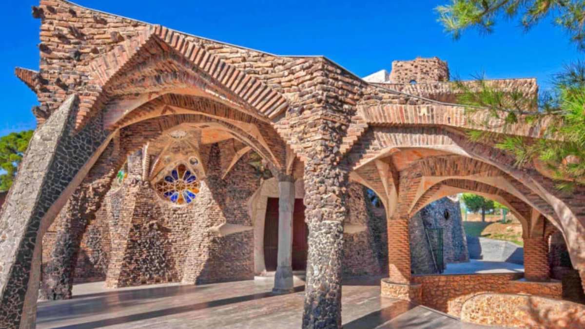 Visit to the Crypt and Colonia Güell with audioguide 3