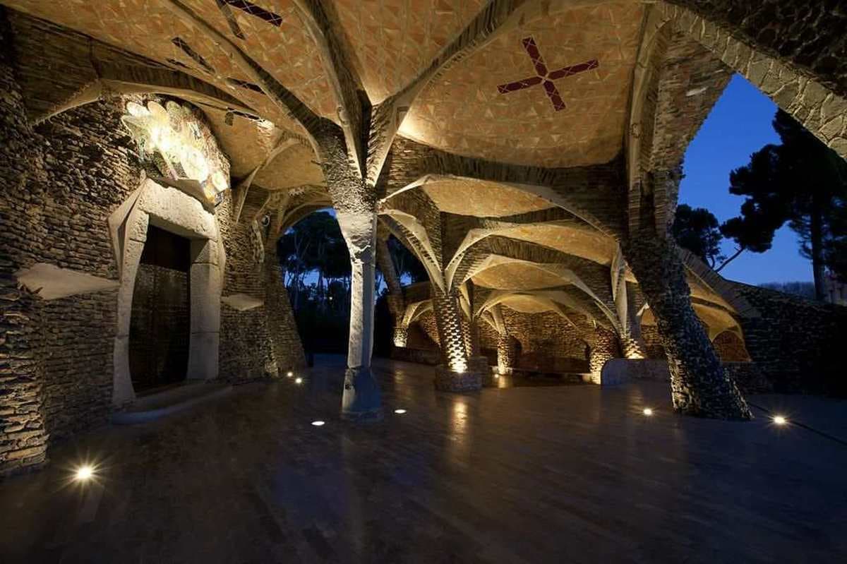 Visit to the Crypt and Colonia Güell with audioguide 4