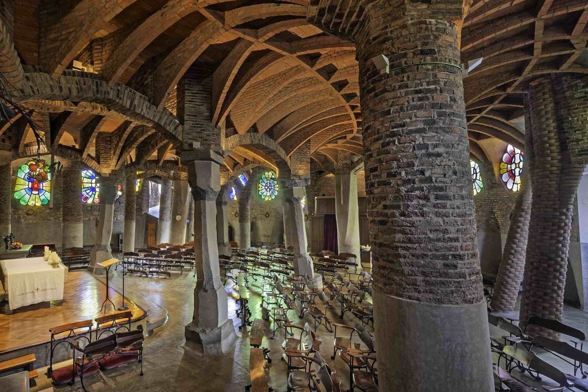 Visit to the Crypt and Colonia Güell with audioguide 5