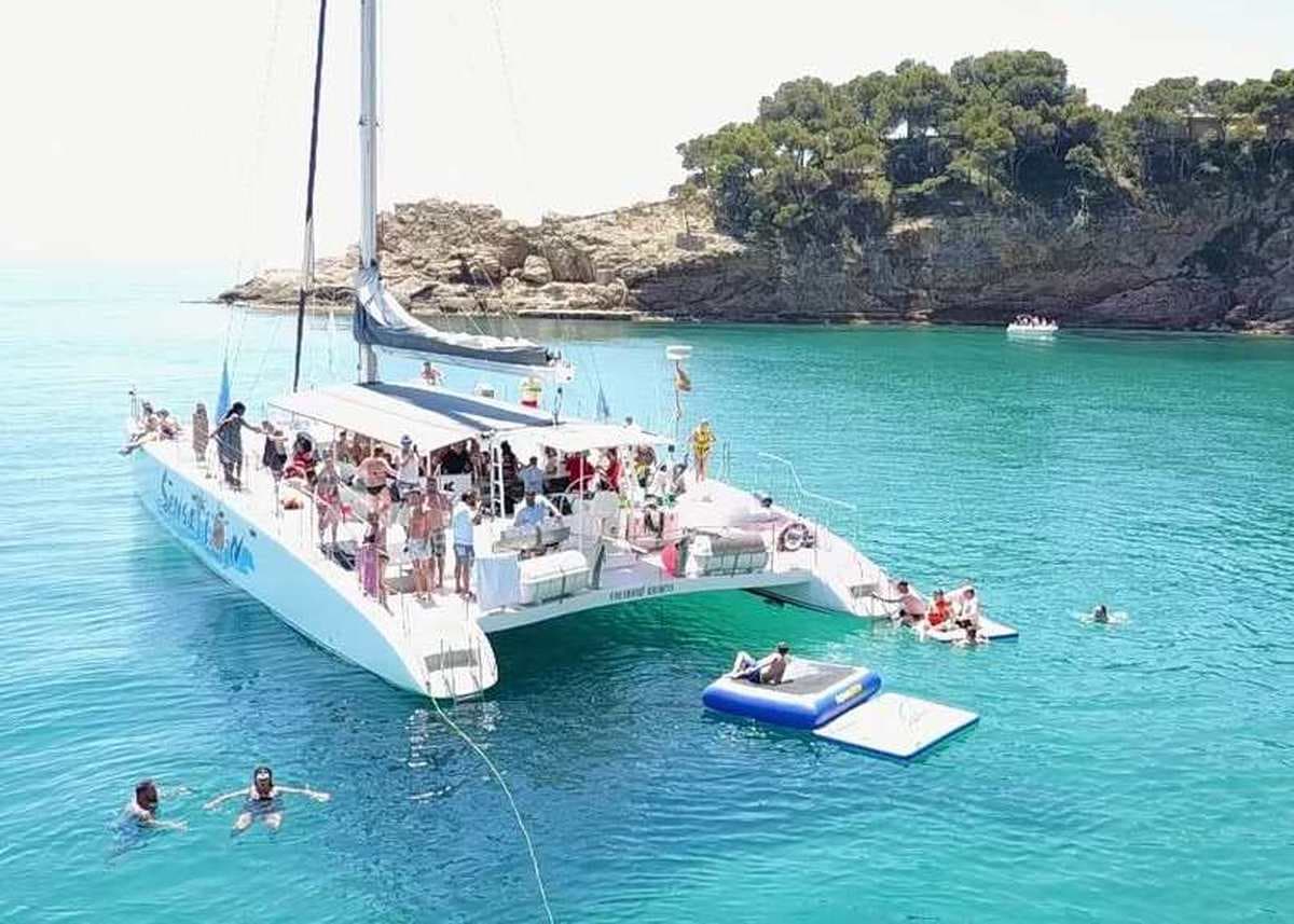 Paseo en Catamarán a Vela con Barbacoa y Bebidas por Costa Brava